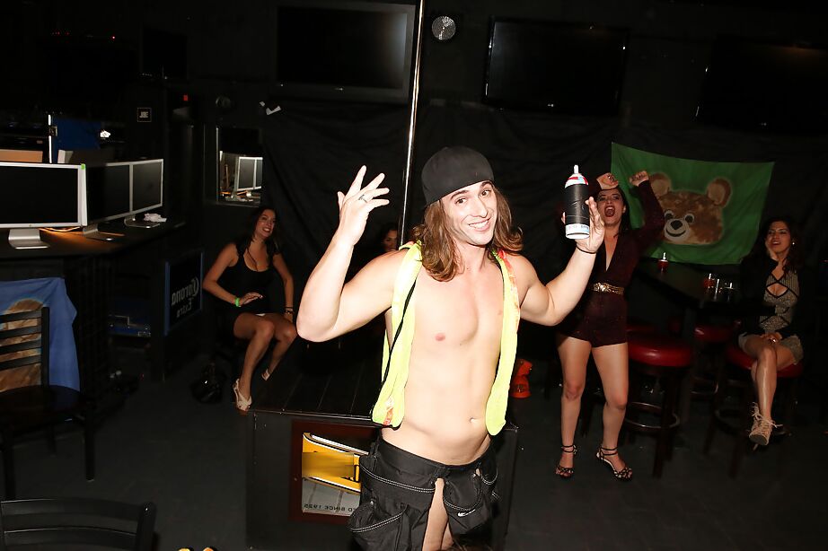 16P O cara sexy está dançando com garotas adolescentes com tesão em uma festa selvagem