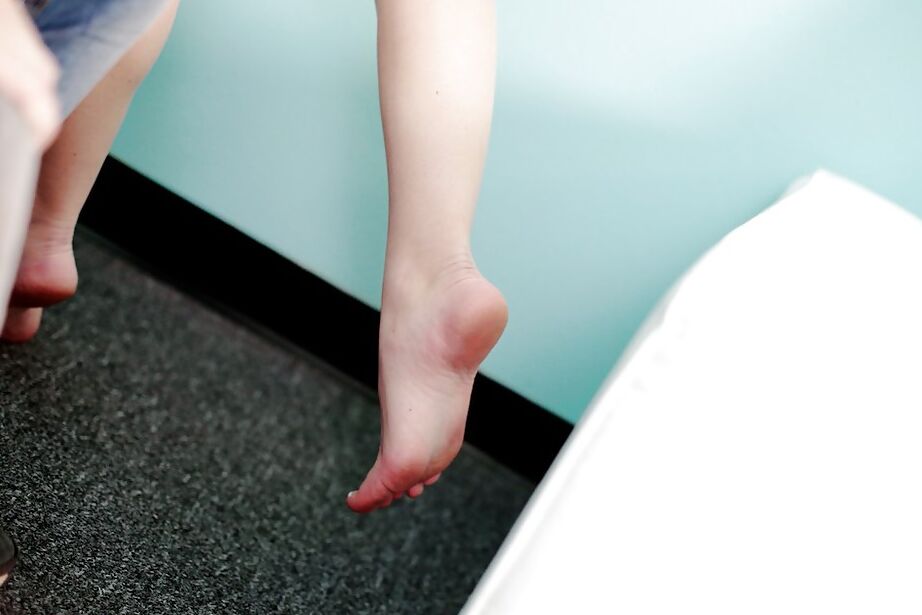 16P Lacie Channing es follada y recibe una corrida con los pies descalzos