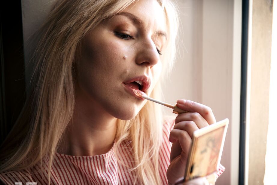 16P ブロンドのひよこアドラ レイがセクシーなナイロンを着ながら大人のおもちゃでオナニー