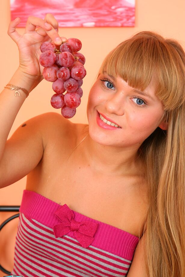 16P Linda jovencita come fruta mientras se desnuda para masturbarse con una berenjena