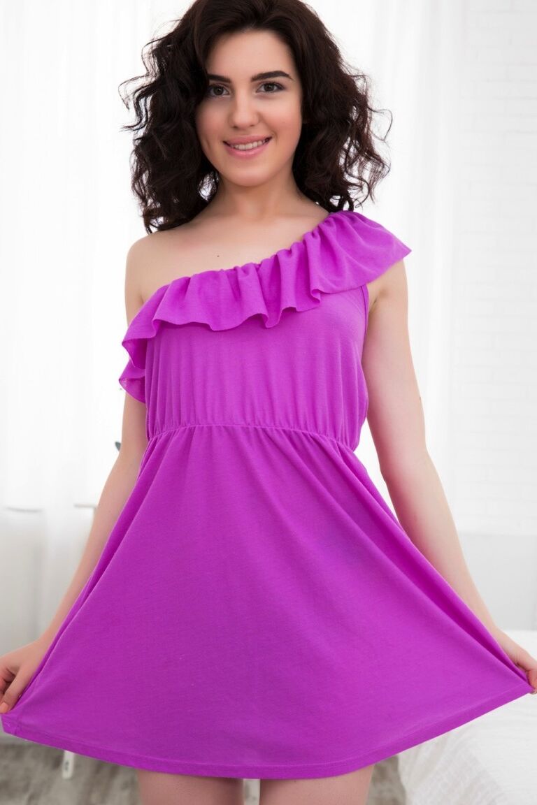 12P A adolescente morena Tiny é dispensada de um lindo vestido durante o sexo com o namorado