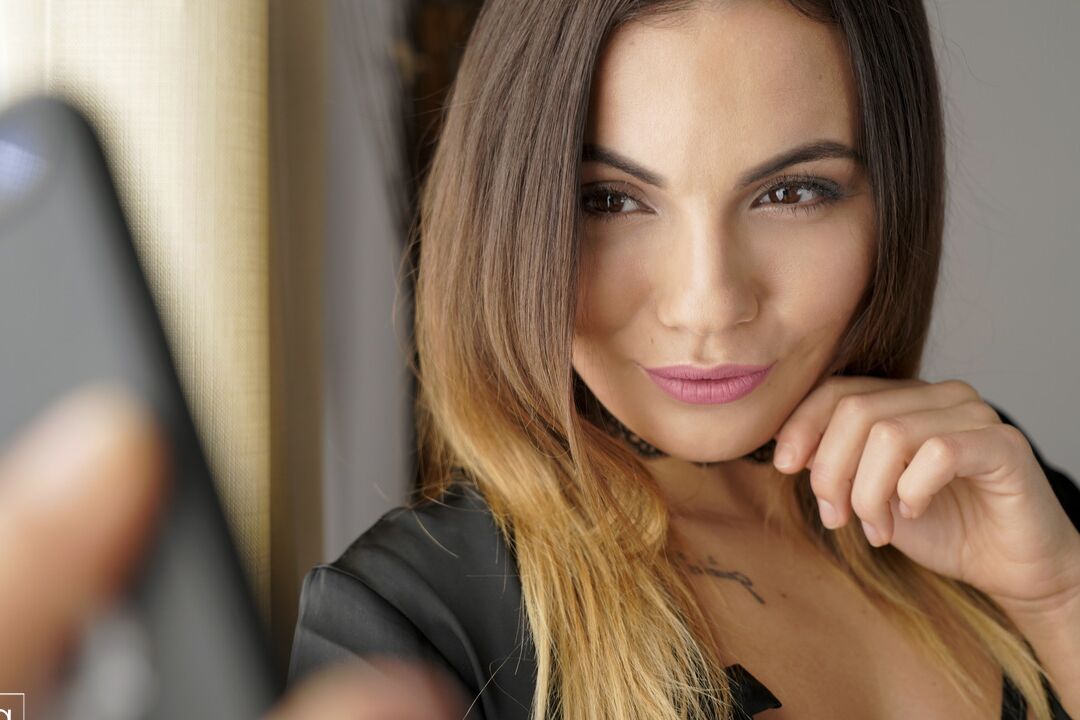 16P La magnifique salope Vanessa Decker prend une bite bien dure en levrette