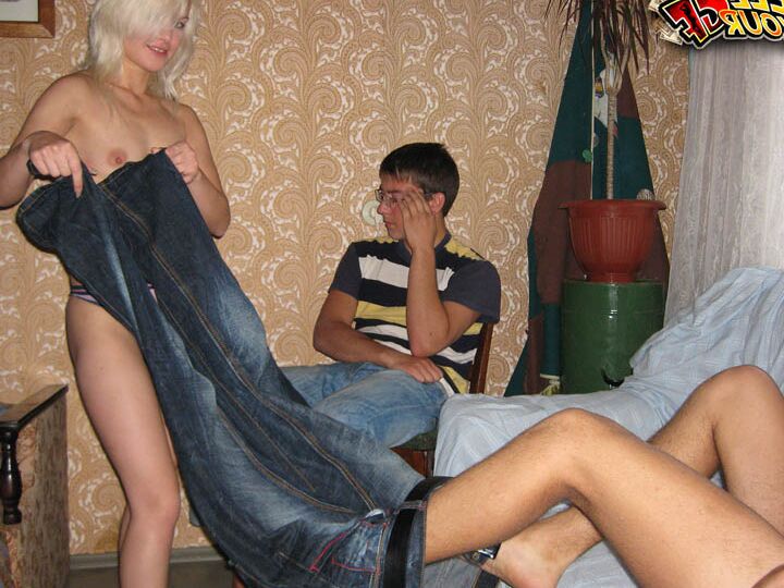 16P 若いブロンドは彼氏がその行為を見ている間、ソファで男の子とセックスする