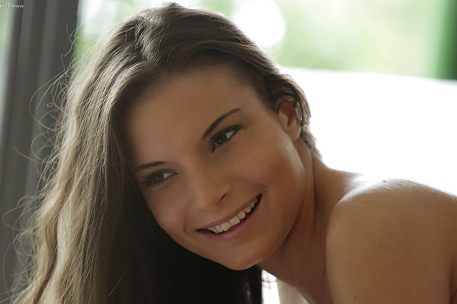 15P A adolescente pornstar Anita Bellini está recebendo muita porra de seu parceiro