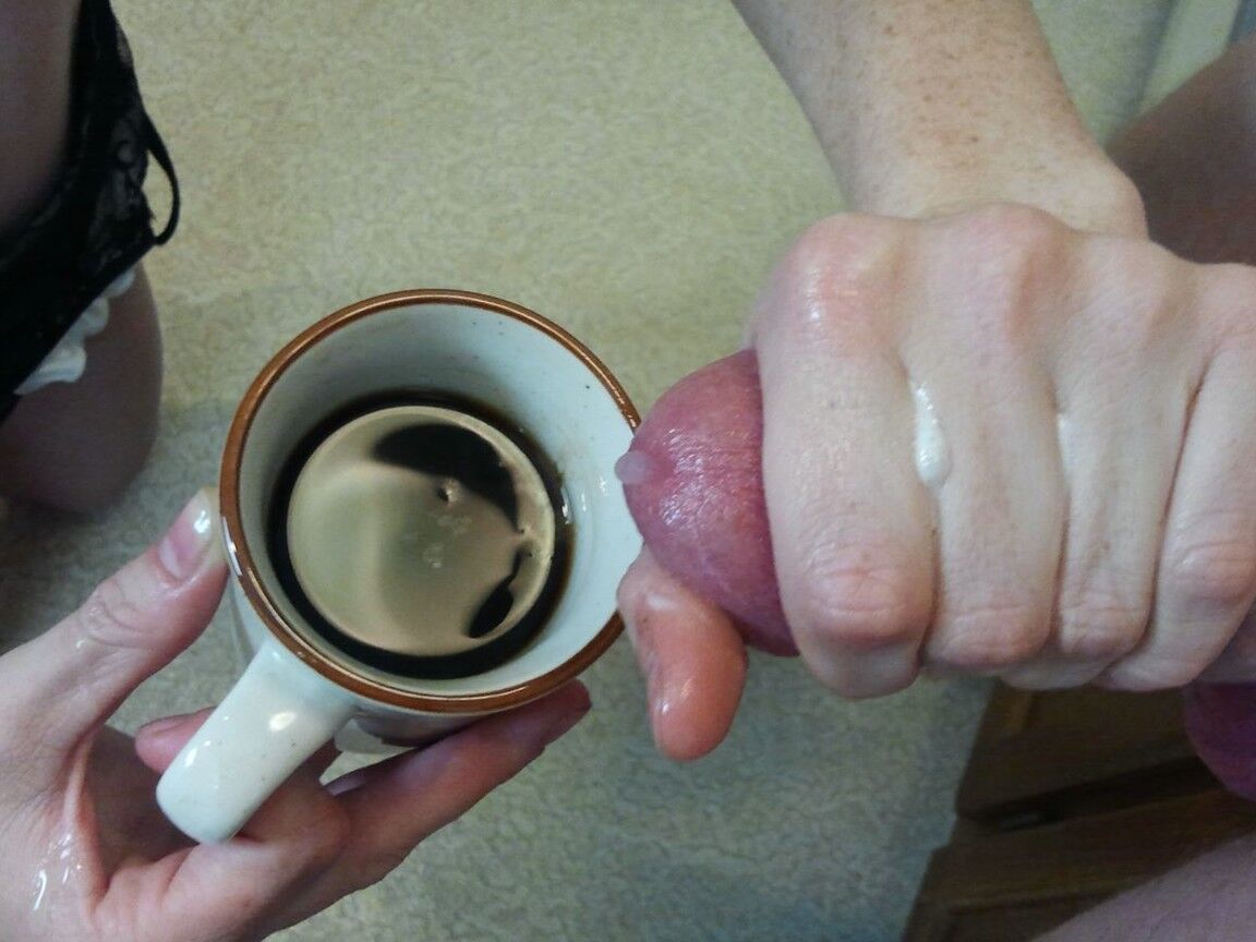 17P La novia Kali se viste como una sirvienta y ordeña la polla de su novio para obtener crema de café