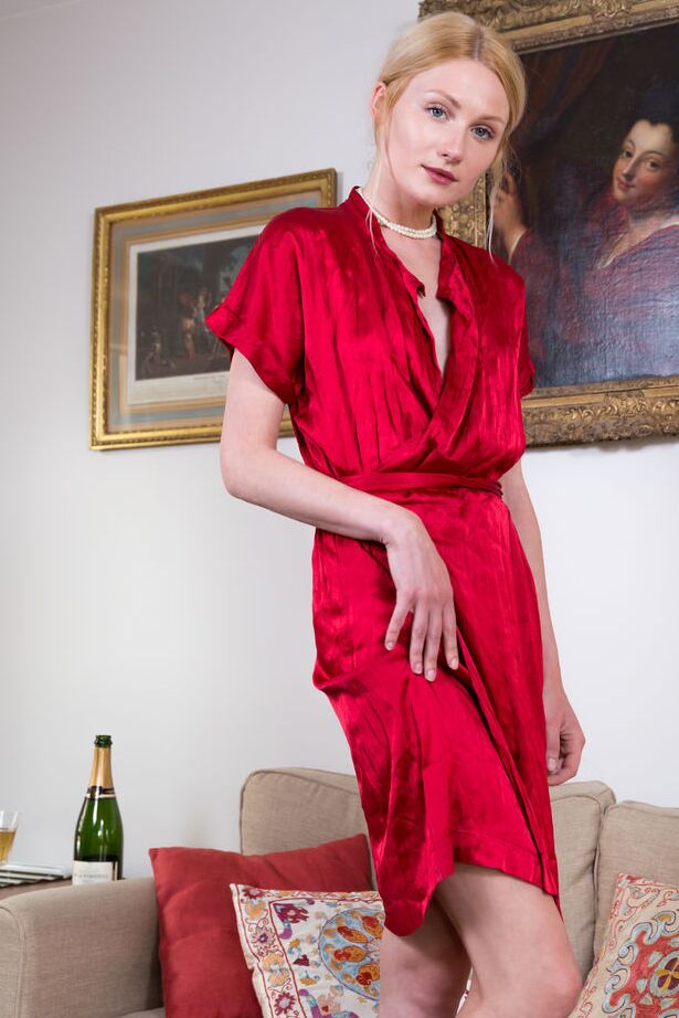18P A adolescente loira Leggy Gerda Rubia tira o vestido vermelho para posar totalmente nua