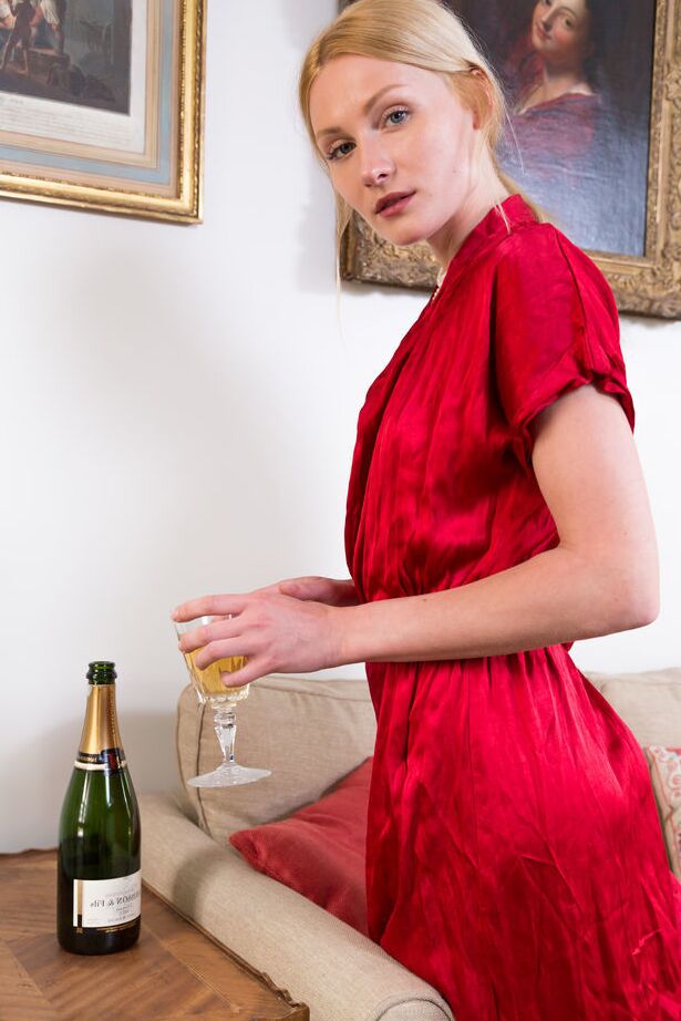 18P A adolescente loira Leggy Gerda Rubia tira o vestido vermelho para posar totalmente nua