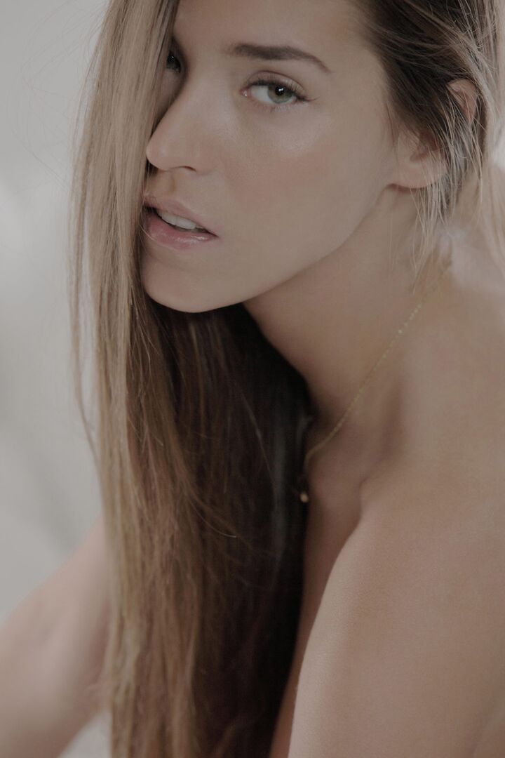 16P La impresionante modelo Silvie se desnuda y te muestra su increíble cuerpo Nuevo sexo