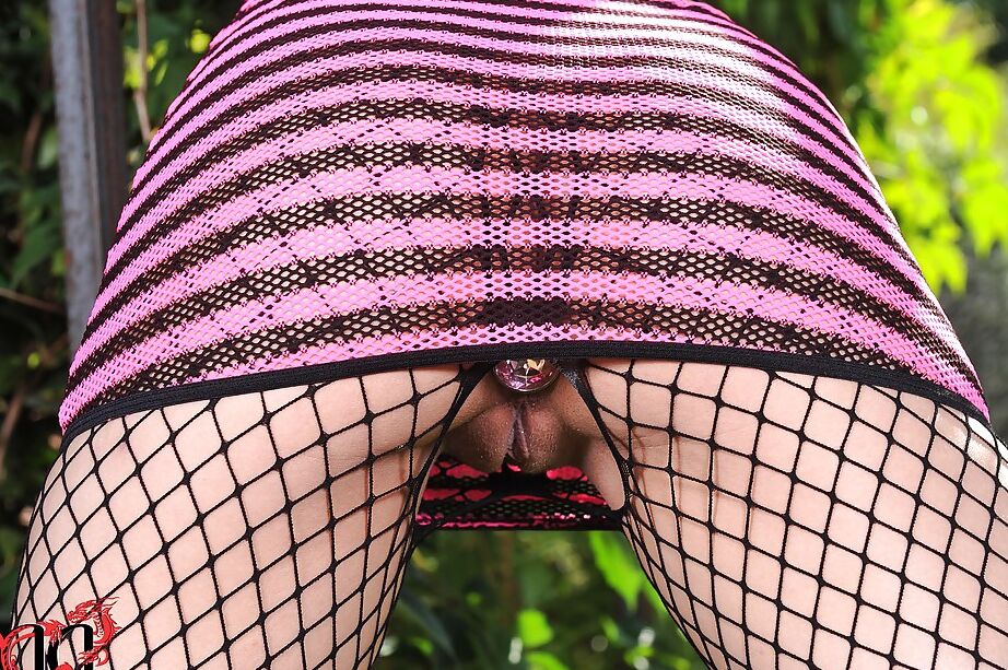 16P Üppige Blondine im aufreizenden Nylon-Outfit demonstriert ihr Können