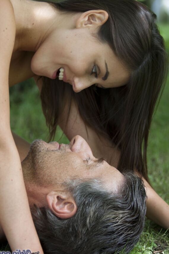 16P Adolescente selvagem lindo seduz padrinho em casamento ao ar livre para o velho chupar