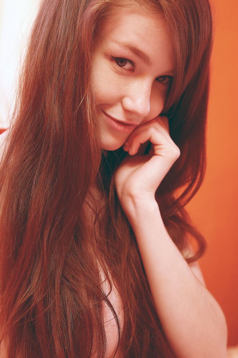 21P A adorável adolescente Emily exibe seus seios empinados, pés sensuais e buceta inchada