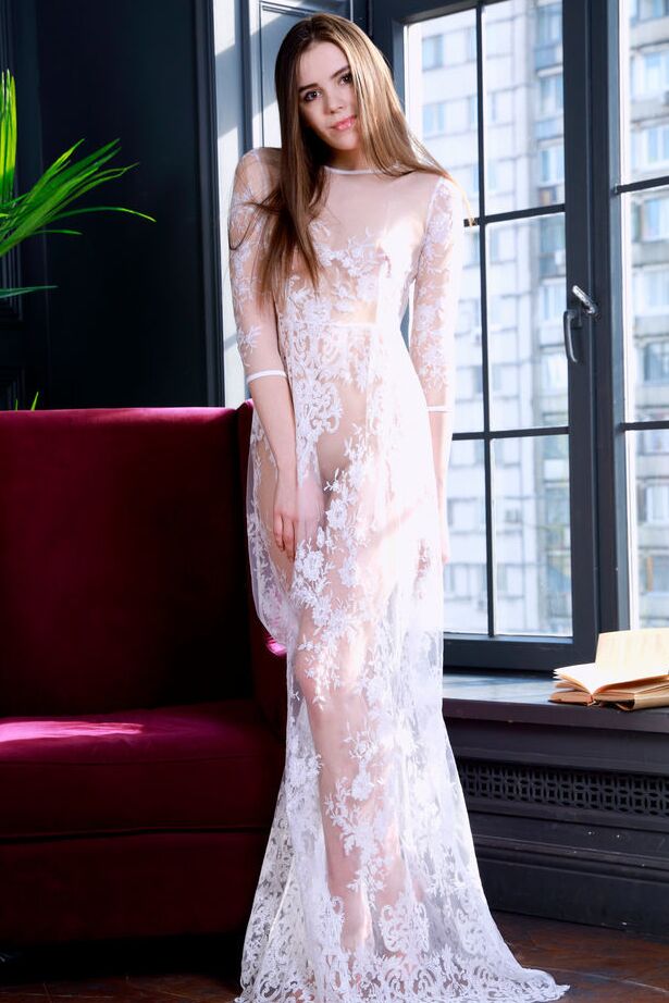 18P La magnifique adolescente Eva Amari libère son superbe corps d'une robe en dentelle blanche