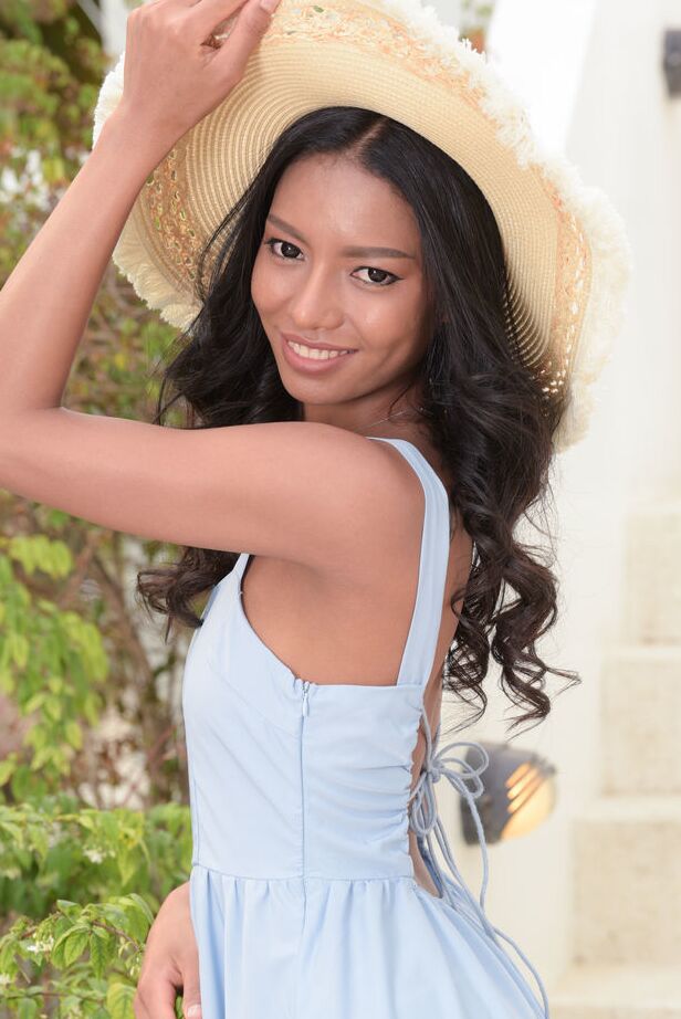18P La agradable joven Chloe Saat se quita un vestido largo antes de grandes poses desnudas