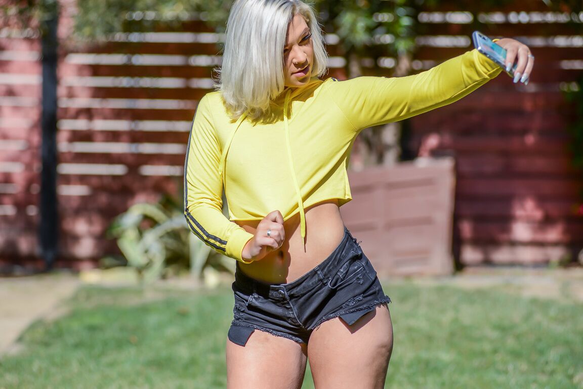 17P Adolescente Rharri Rhound brinca ao ar livre com bunda grande e cheia de bolhas