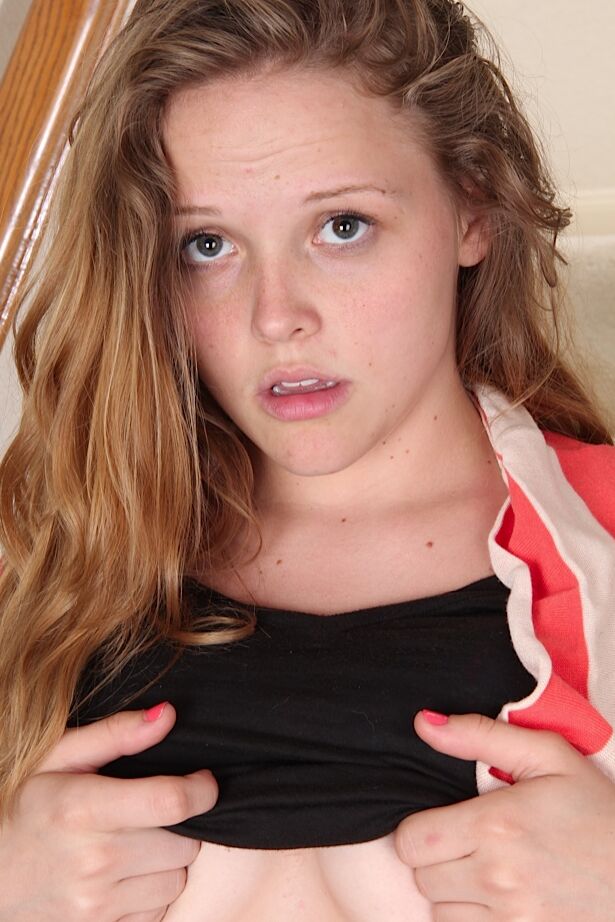16P Giggly amateur Sophia Monore prefers jilling on the stairs