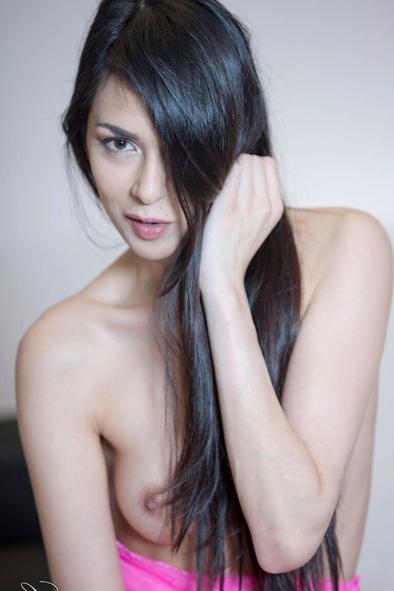 21P Die verführerische Brünette Ashley Ocean zieht ihren Body aus