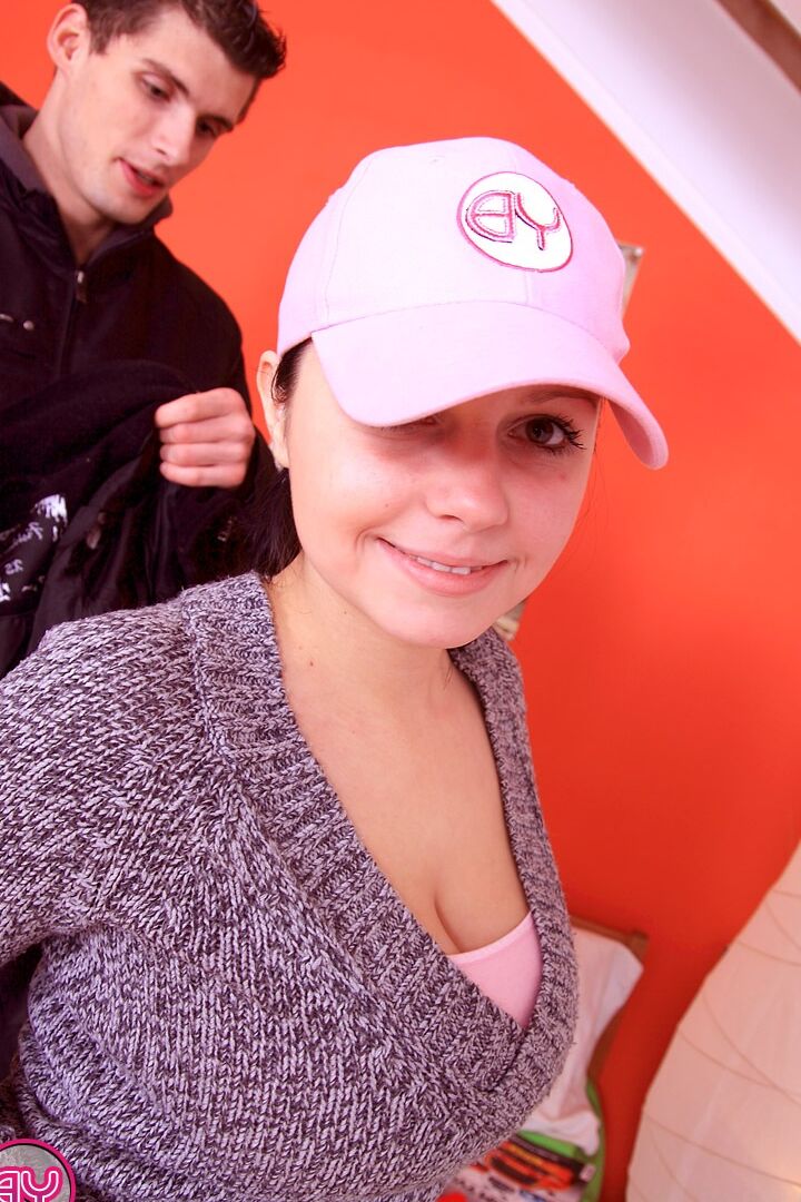 11P Die junge Brünette lässt sich beim Sex auf dem Bett mit ihren großen natürlichen Penissen spielen