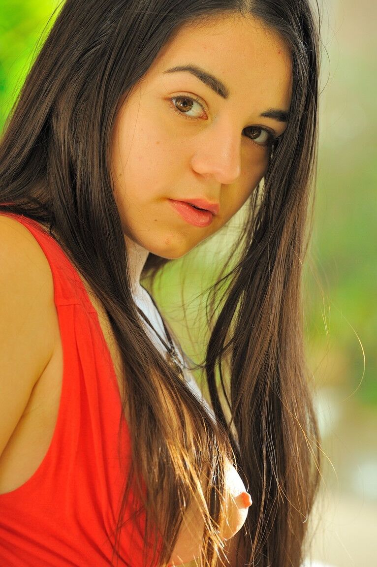 21P La linda adolescente Nadine se quita el vestido rojo para revelar su sabroso culo y su cálido coño