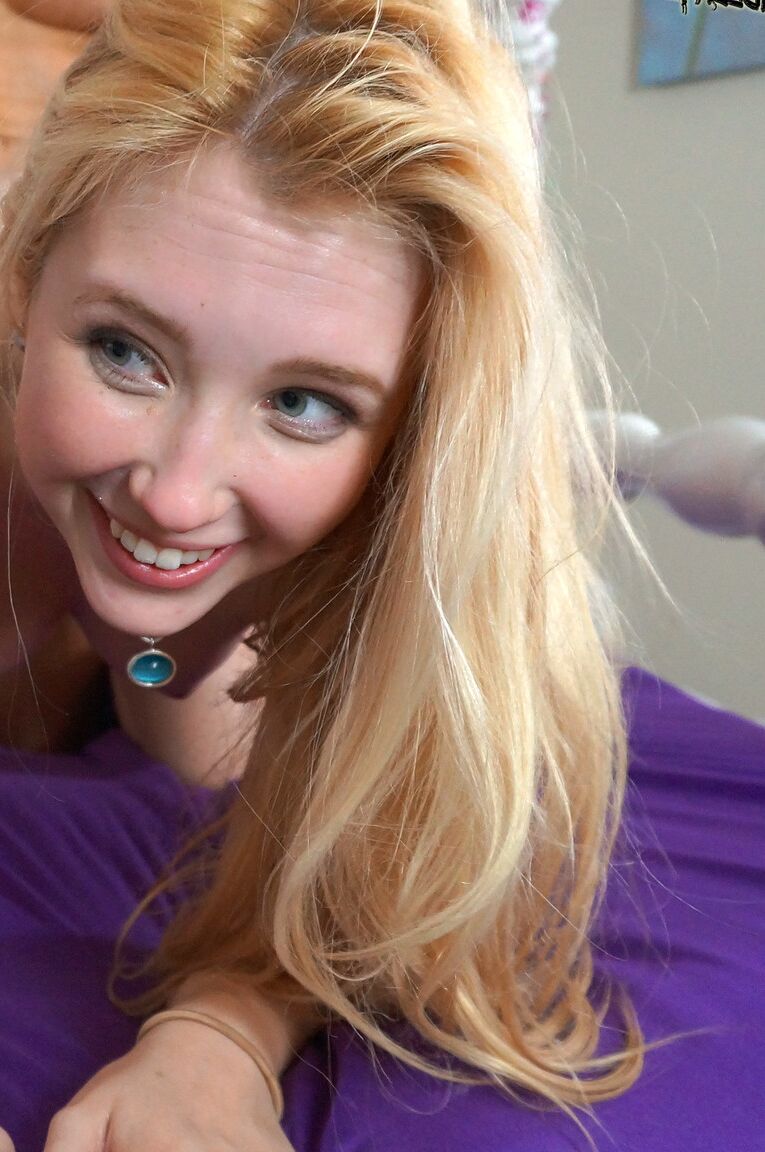 18P loira de óculos Samantha Rone sopra pau com veias