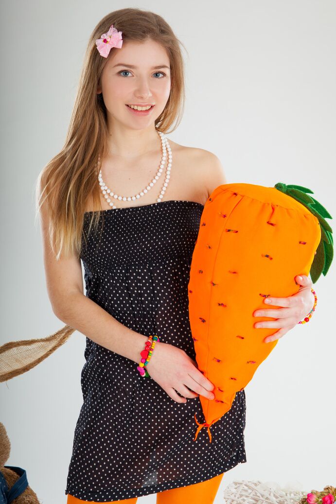 20P La douce adolescente Vérone enlève sa robe noire et ses bas orange pour une séance photo solo nue