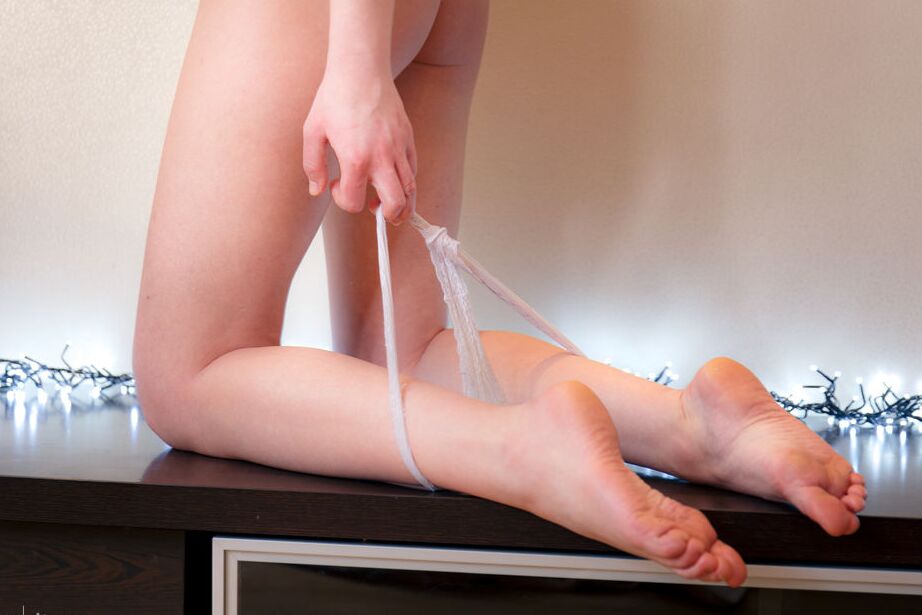 16P Le nouveau mannequin Maria Z montre son corps de rêve en enlevant sa lingerie blanche.