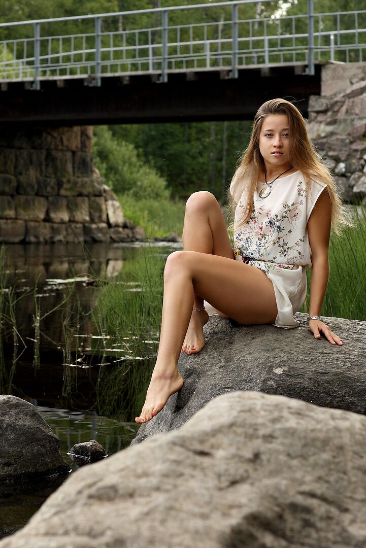 12P Hermosa modelo rubia se desnuda junto al río para airear su cuerpo flaco y caliente