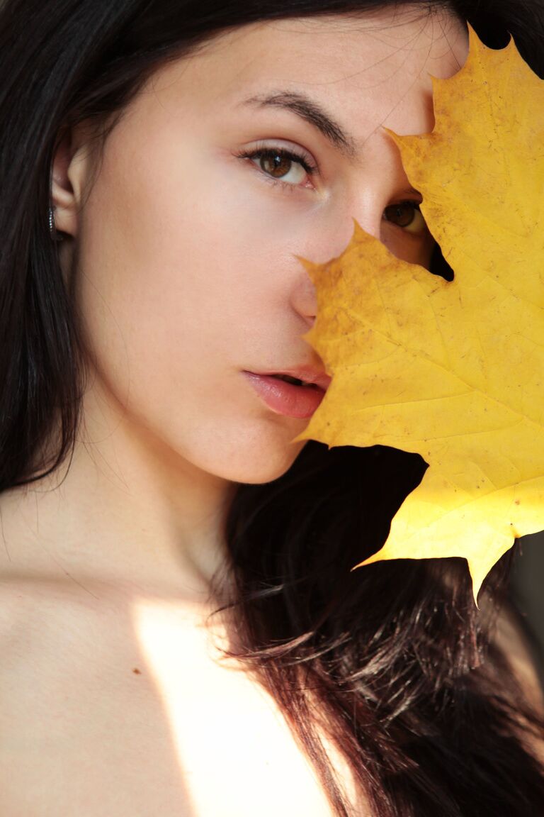 21P La sensual amateur Luna Didier expone su cuerpo sexy y posa en el suelo