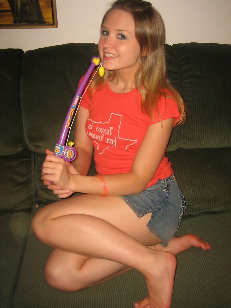 12P Shelby goes fishing and ends up naked and horny as she rubs and fingers her