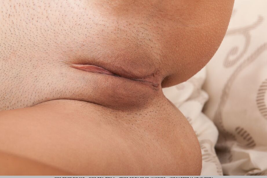 18P Adolescente de pecho plano se quita las bragas para mostrar su cuerpo bronceado desnudo