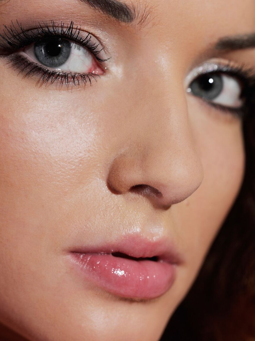 21P Nena glamorosa con ojos sexys Alyssa A mostrando su manguito calvo muy comestible