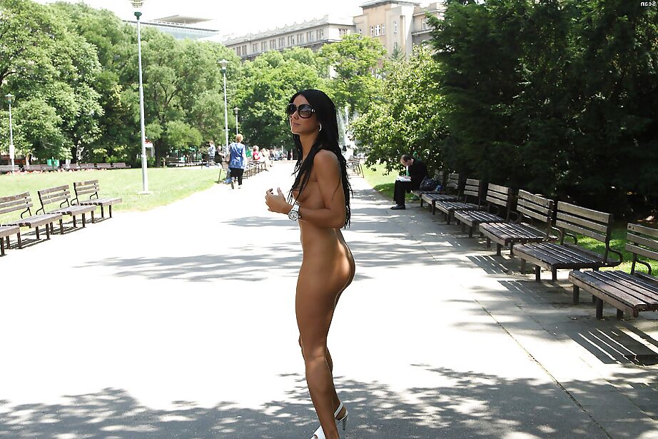 16P Linda morena adolescente de óculos escuros posando nua em locais públicos