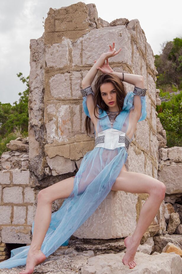 18P La adolescente solitaria Debora A libera su chocho calvo de la ropa transparente en medio de las ruinas