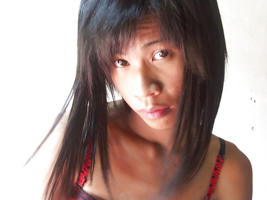12P Linda travesti asiática com tesão masturbando seu pau grosso e se espalhando