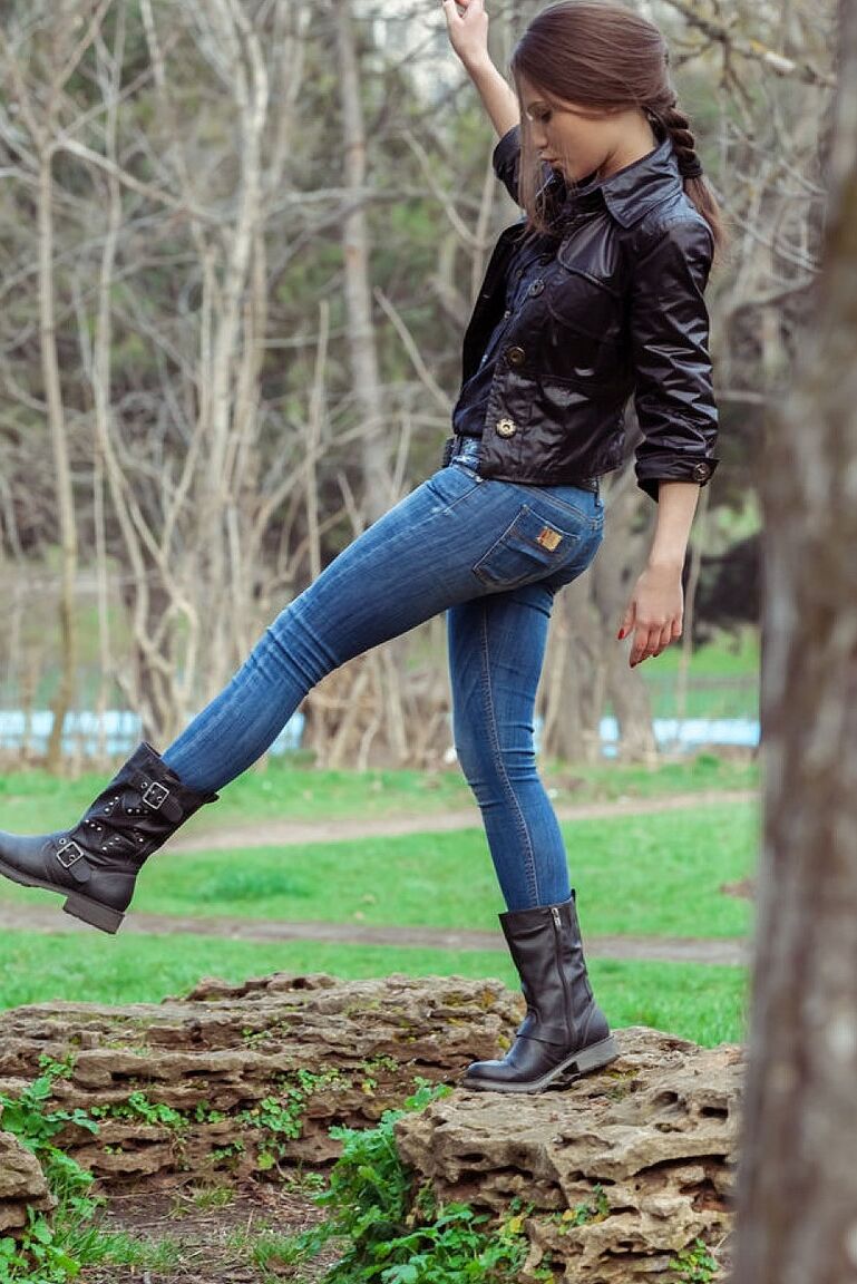 15P Sexy adolescente Subil Um dedo fode sua fenda apertada com unhas vermelhas