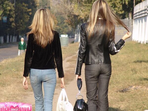 15P ブロンドの十代の若者たちが公共の場でおっぱいを露出する前にレズビアンのキスを共有する