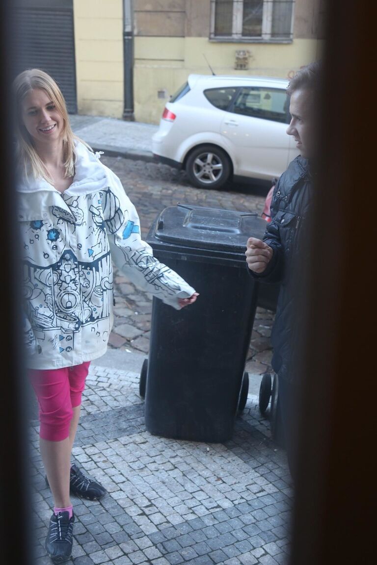 21P Petite loira adolescente Violette cavalga o pau grande de seu namorado depois de dedilhar