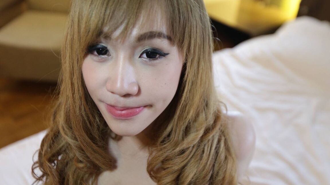 12P Ladyboy tailandês de 20 anos leva gozada na cara de turista
