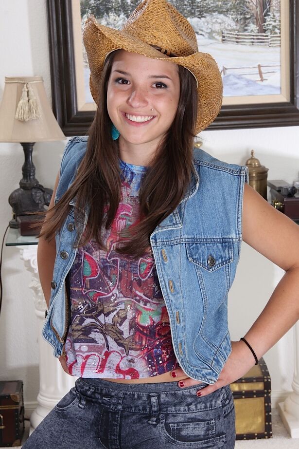 16P Smiley adolescente Veronica Berry se despindo e expondo sua convidativa buceta raspada