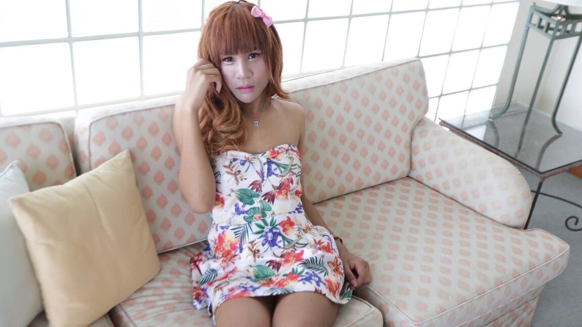 12P 19 歳のタイ人レディーボーイが観光客のためにストリップショーを行う