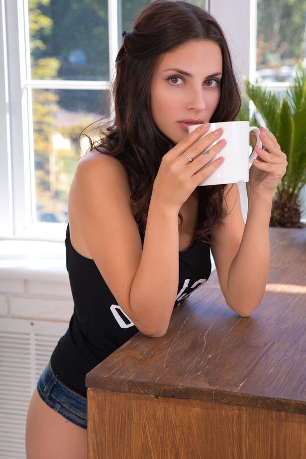 18P La jeune sexy Jasmine Jazz est nue dans sa cuisine après une tasse de café