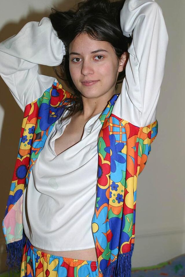 16P A jovem morena Larisa tira a roupa e as meias para modelar totalmente nua