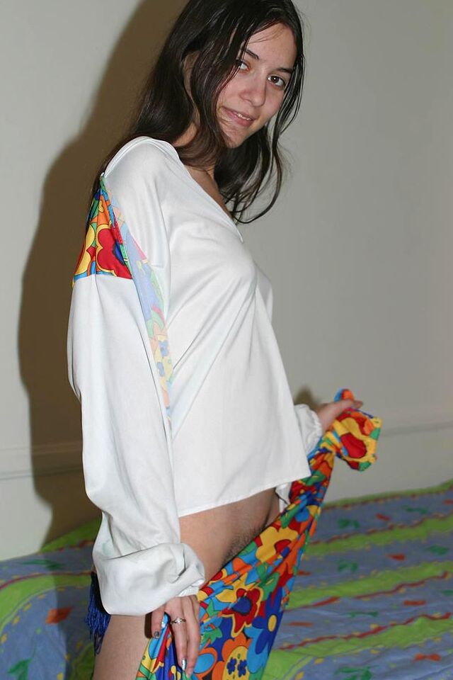 16P A jovem morena Larisa tira a roupa e as meias para modelar totalmente nua