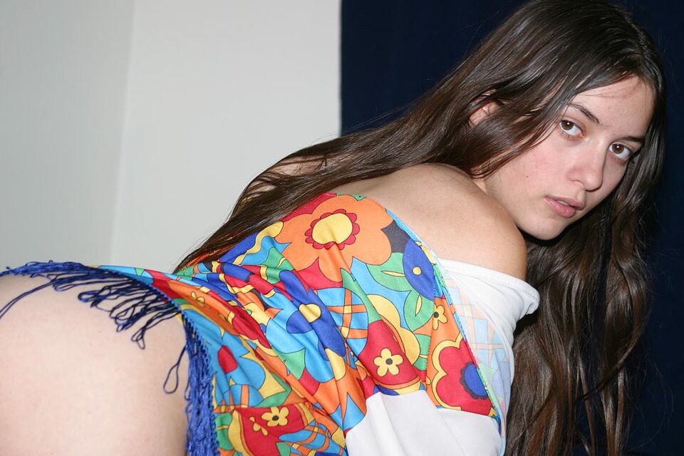 16P A jovem morena Larisa tira a roupa e as meias para modelar totalmente nua