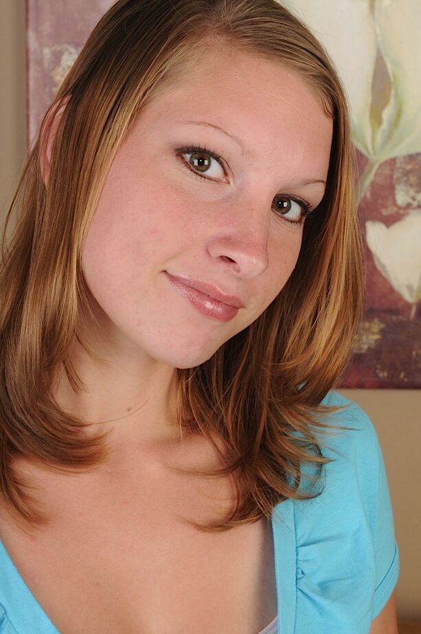 16P La jeune Jennifer Woods est à la fois innocente et sexy.