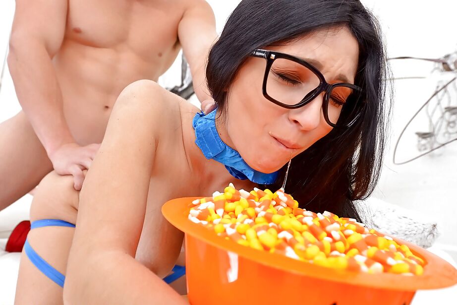 16P Une ado garce avec un butin rond se fait percer du hardcore et se fait éjaculer sur des lunettes