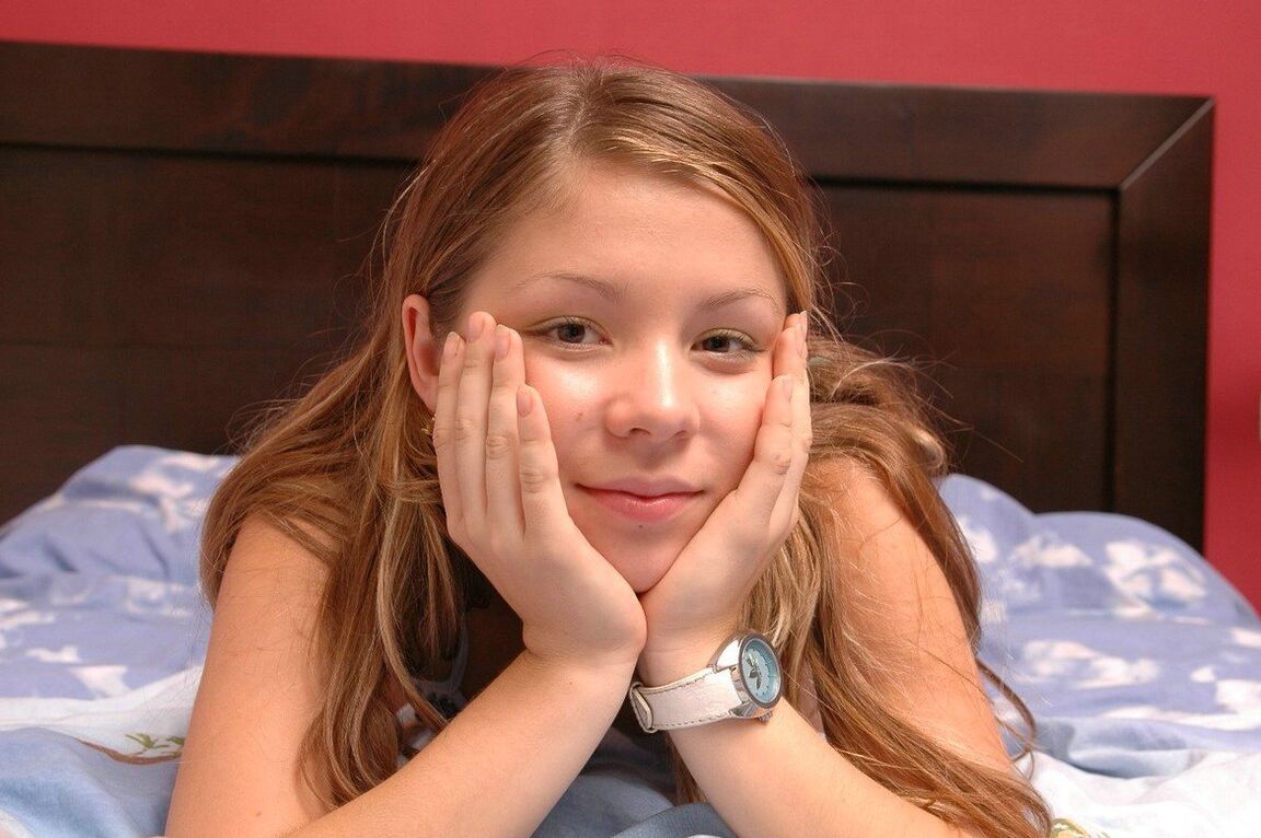 15P Jovem Emily sendo pateta em seu quarto