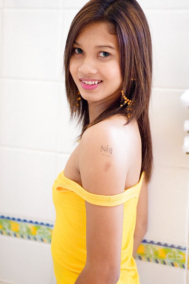 16P Ladyboy asiática joven y cachonda masturbándose en el baño y abriéndose