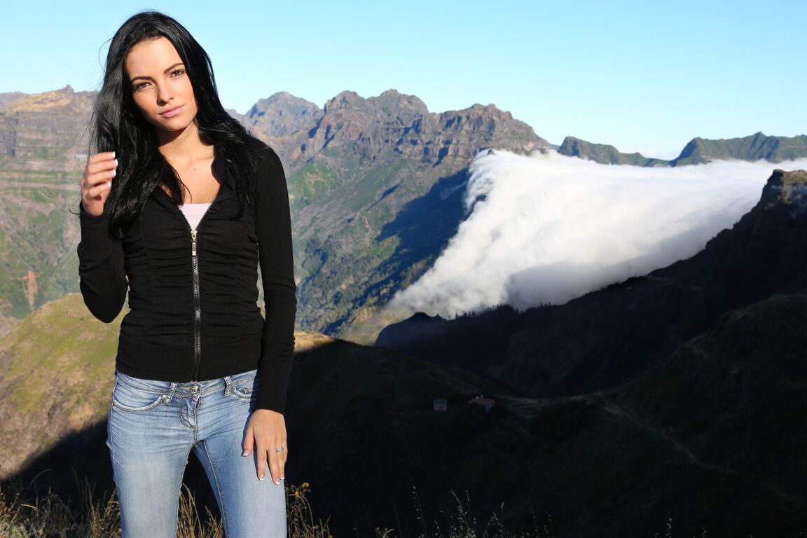21P Saphira, une jeune femme aux cheveux noirs et à la silhouette élancée, pose nue en public