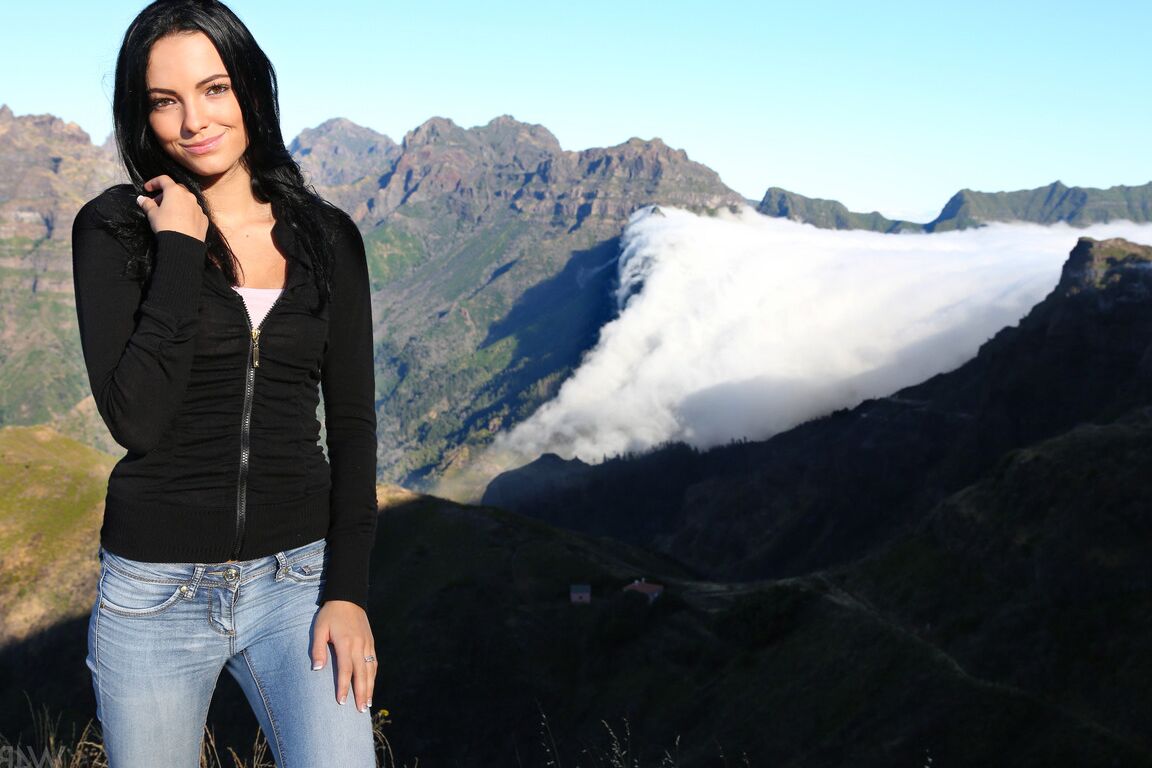 21P Saphira, une jeune femme aux cheveux noirs et à la silhouette élancée, pose nue en public