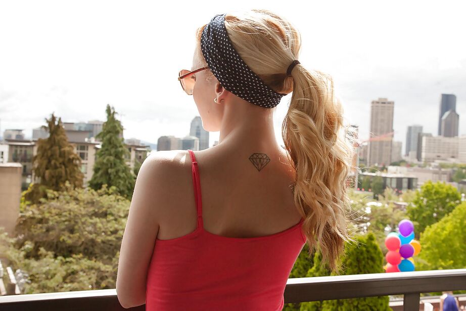 11P Wynee Leonard, jeune blonde pulpeuse, se déshabille sur le sol de sa chambre.